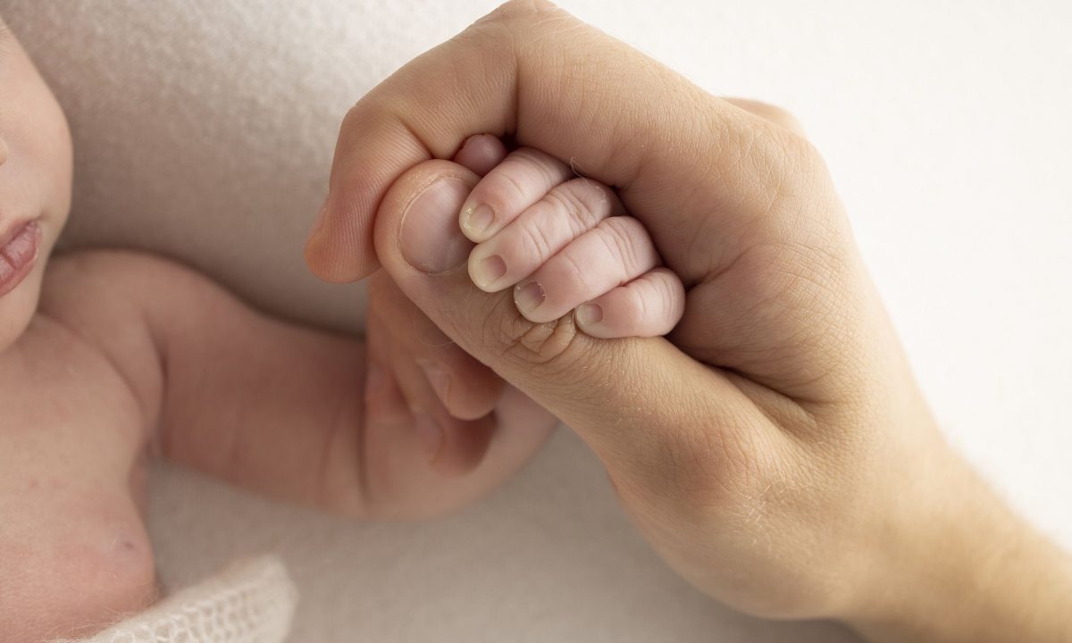 C-tactile: Το απαλό άγγιγμα που ηρεμεί και ενισχύει τα πρόωρα βρέφη