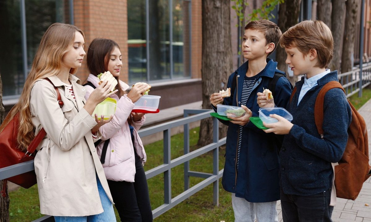 5 τρόποι για να κάνουν οι έφηβοι πιο υγιεινές επιλογές σνακ