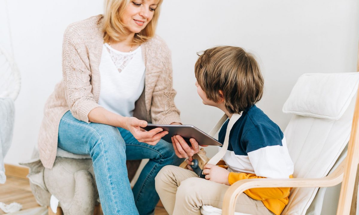 Οι παππούδες παίζουν σημαντικό ρόλο στη διαμόρφωση της σχέσης των παιδιών με τις οθόνες