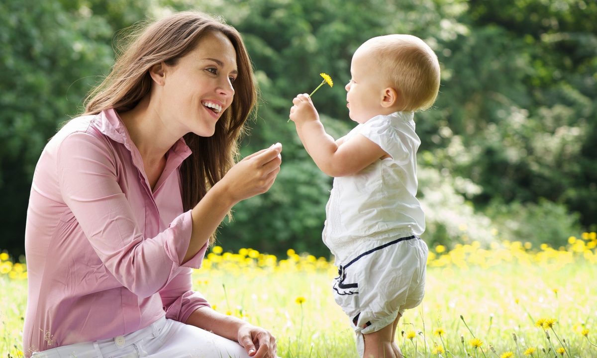 Πώς η θετική ανατροφή ενισχύει την ανάπτυξη των παιδιών από 1 έως 2 ετών