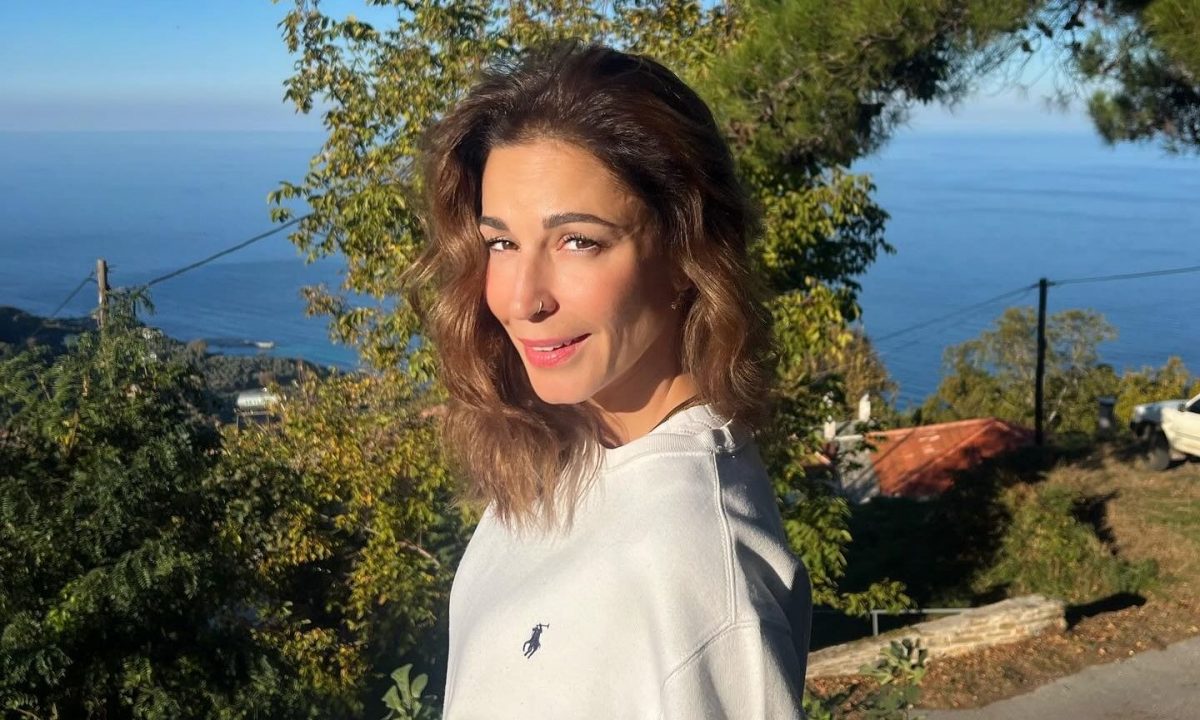 Κατερίνα Παπουτσάκη: Το ατελείωτο παιχνίδι στην παραλία με τα παιδιά της στο φθινοπωρινό Αγκίστρι