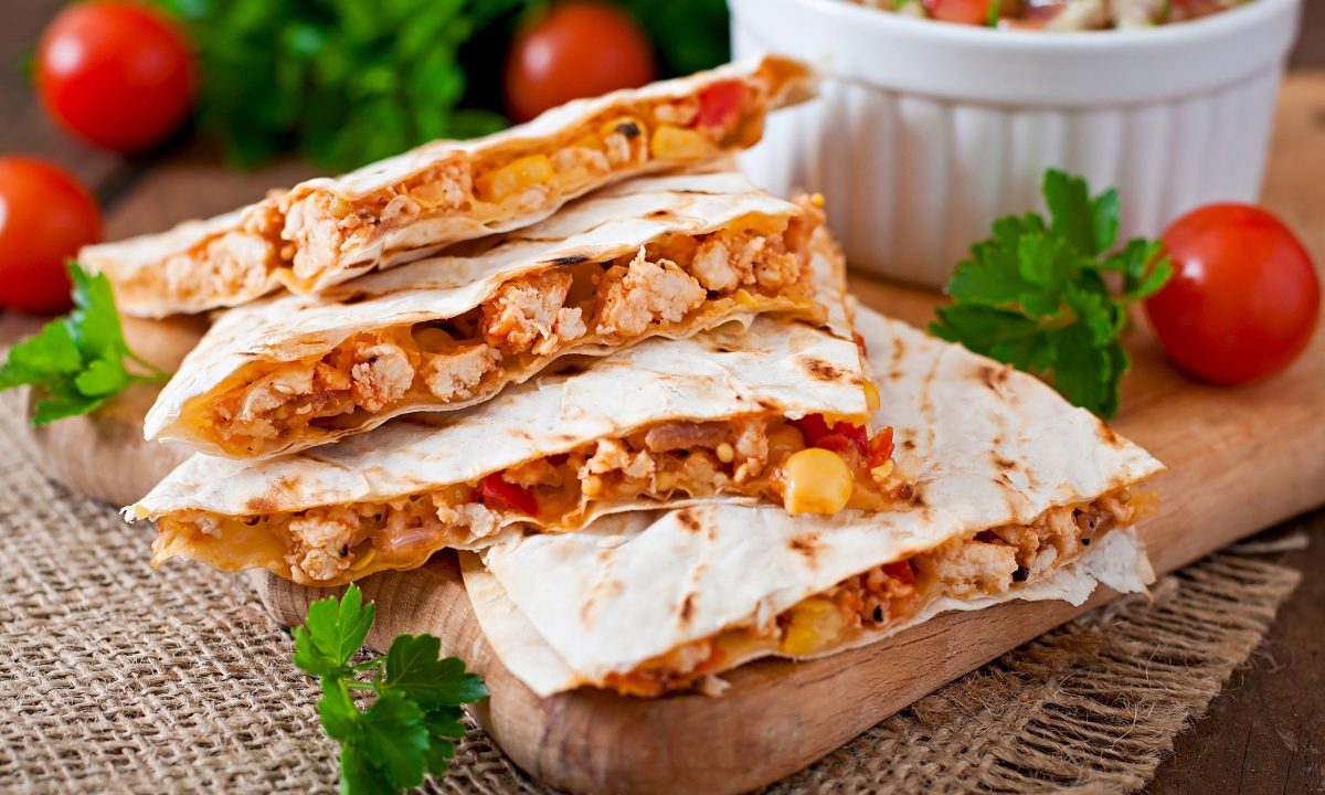Το πιο εύκολο βραδινό για όλη την οικογένεια: Quesadillas με κοτόπουλο