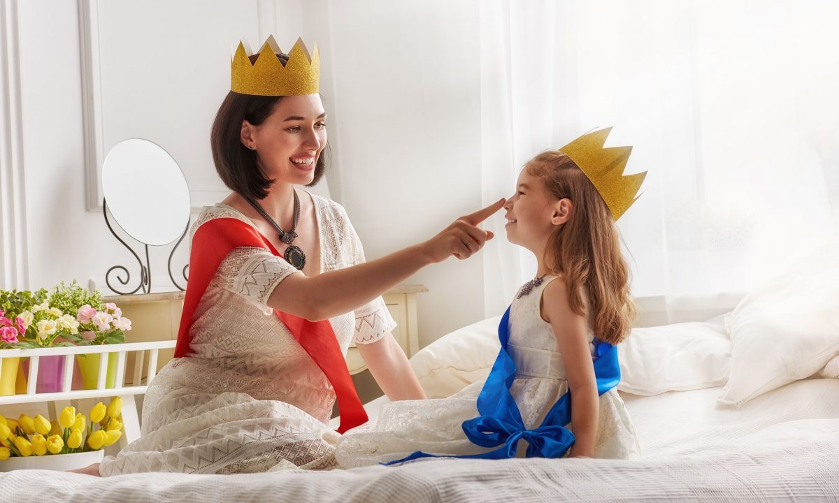 Άφησε τα παιδιά σου να είναι «cringe» και μη νοιάζεσαι συνεχώς για το τι λένε οι άλλοι γονείς