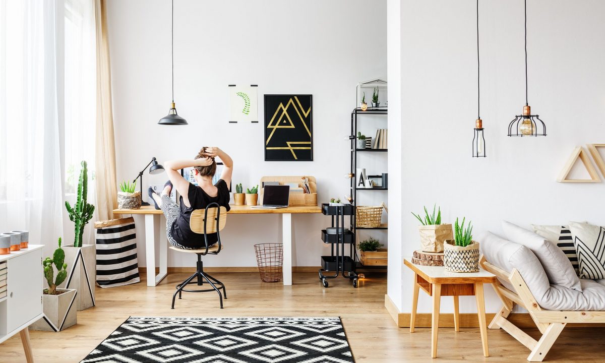 Πώς να προσθέσετε ζεστασιά σε ένα ολόλευκο δωμάτιο χωρίς βάψιμο