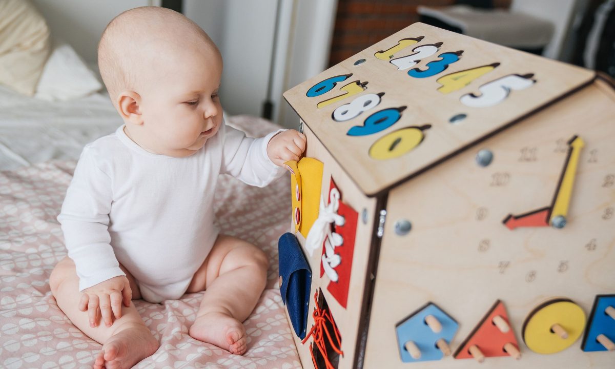 Ποια παιχνίδια είναι κατάλληλα για το νεογέννητό σου: Οδηγός για γονείς