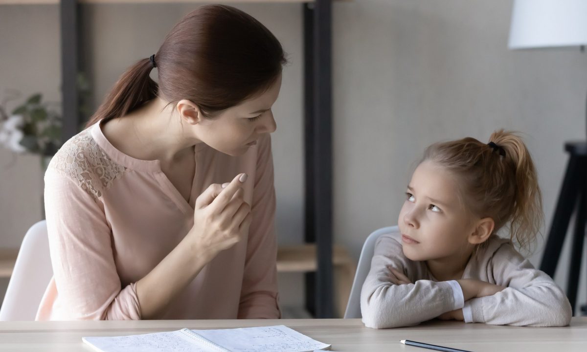 Μην ρωτάτε «Τι βαθμούς πήρες;»: Ποια ερώτηση βοηθά πραγματικά τα παιδιά