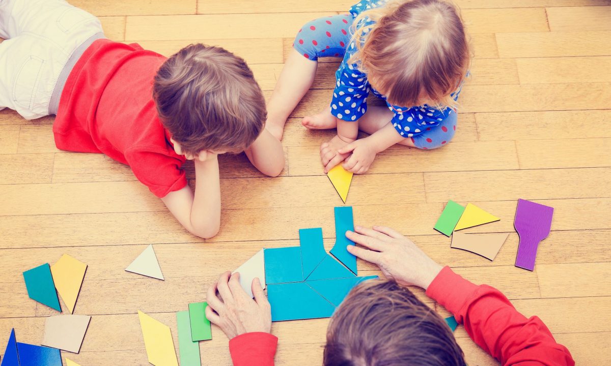 Πώς θα βοηθήσω το νήπιο να μάθει τα χρώματα, τους αριθμούς και τα γράμματα χωρίς πίεση;