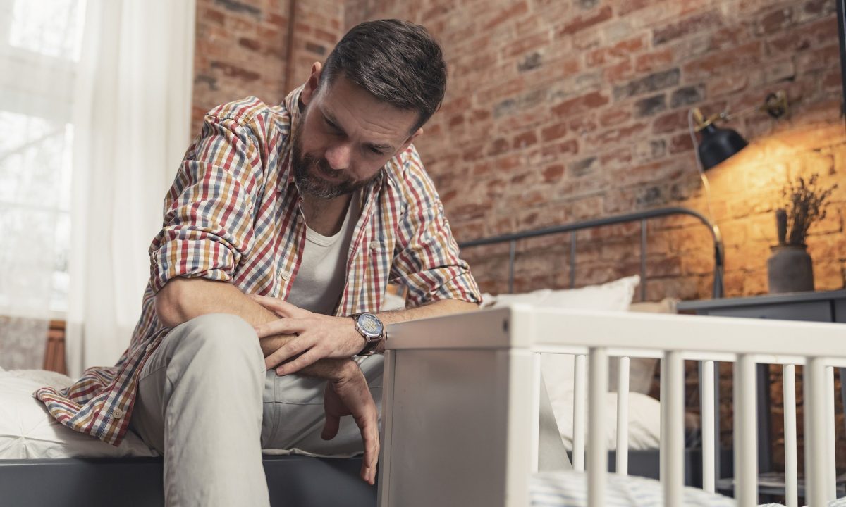 Το άγχος δεν κάνει διακρίσεις: Γιατί και οι μπαμπάδες το βιώνουν (και δεν μιλούν γι’ αυτό)