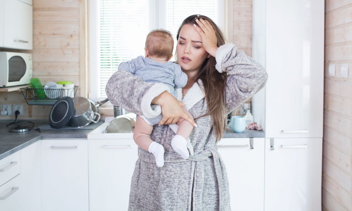 Δεν χρειάζεται να κάνεις τα πάντα: Το δικαίωμα στη «μη τέλεια» μαμά