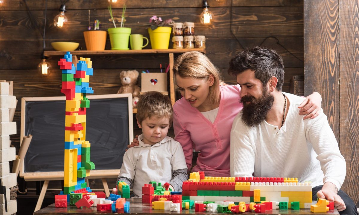 49% των γονιών νιώθει περίεργα όταν παίζει με το παιδί του - Ψυχολόγος απαντά γιατί συμβαίνει αυτό