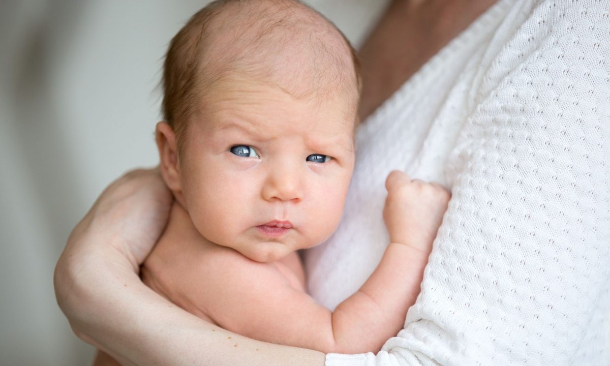 Πώς να βάλω το μωρό να ρευτεί σωστά;