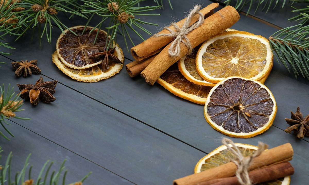 DIY χριστουγεννιάτικα στολίδια με πορτοκάλι και κανέλα