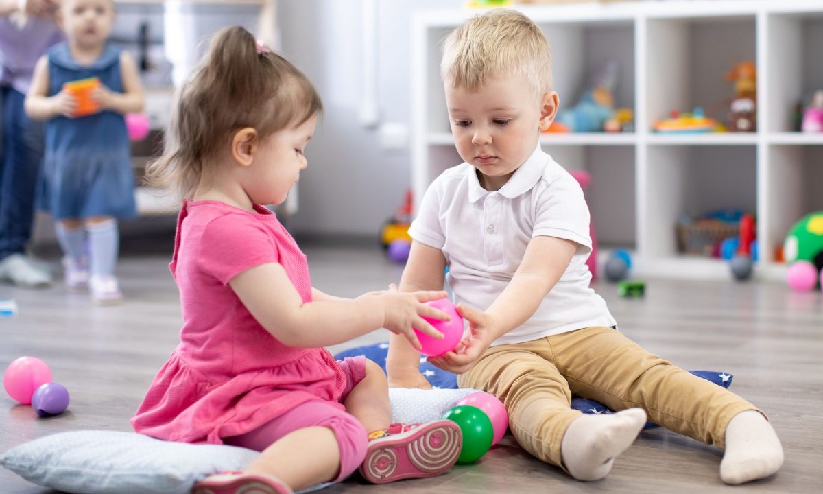 Πώς να διδάξετε στα παιδιά σας τη χαρά του μοιράσματος