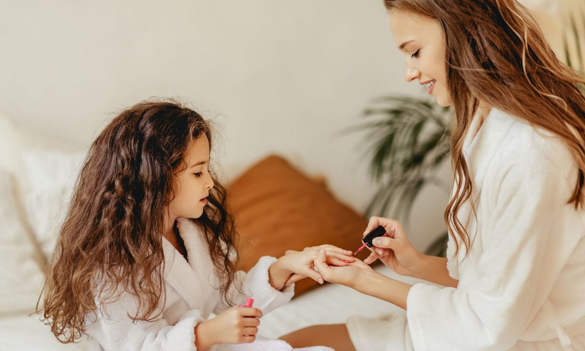 Θέλει ακρυλικά νύχια η 10χρονη κόρη σας; Η αλήθεια που πρέπει να ξέρετε