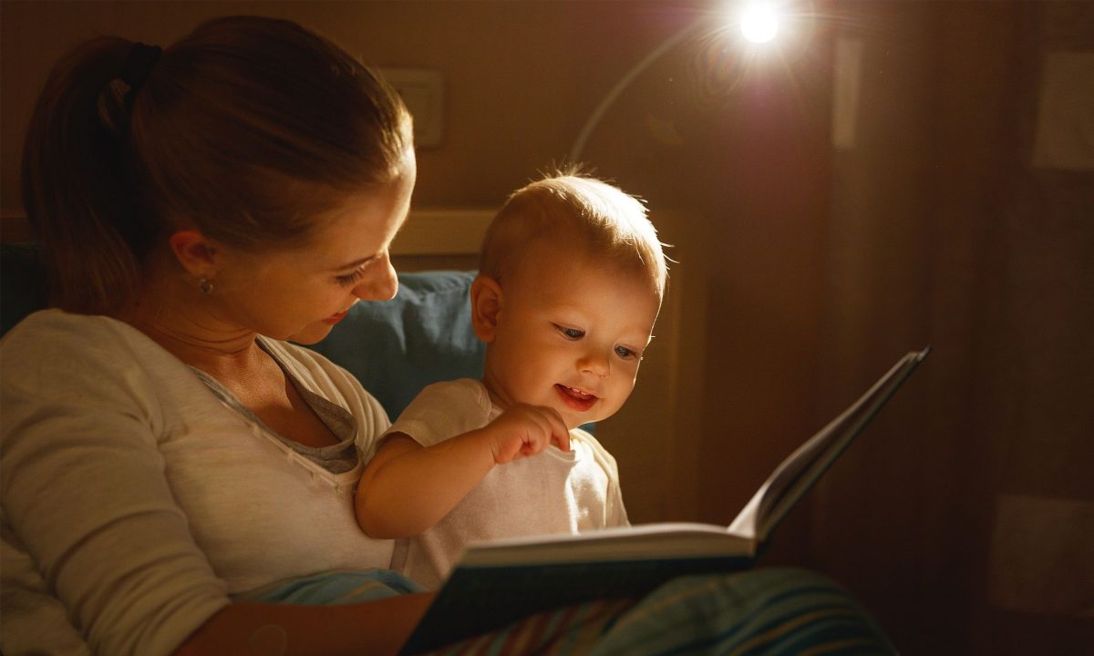 Επιστήμονες ανακάλυψαν πως κατά την ανάγνωση ο εγκέφαλος γονιού και μωρού συγχρονίζεται