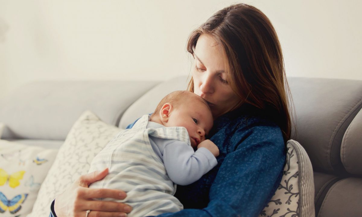 7 τρόποι να διαχειριστείτε την καθημερινότητα με ένα νεογέννητο όταν δεν έχετε βοήθεια