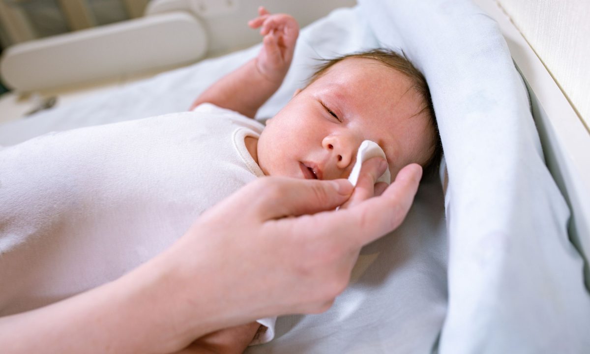 Πώς θα καθαρίσω σωστά τα ματάκια του μωρού; Με τί;