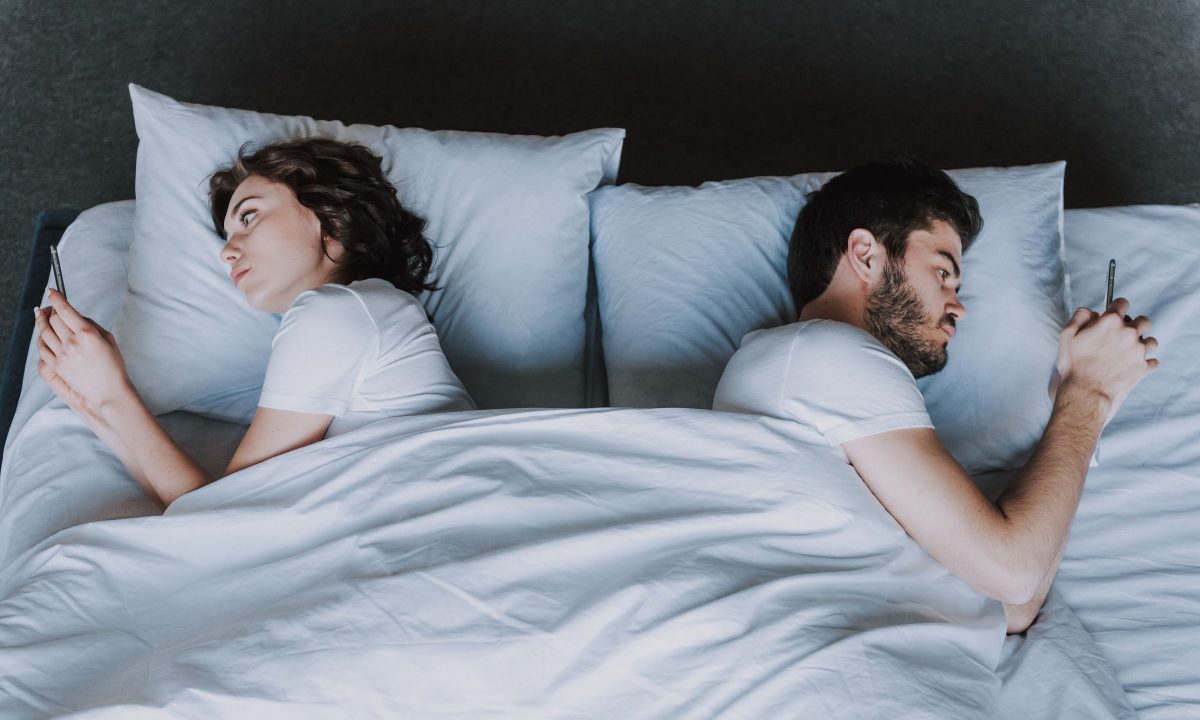 Ποια είναι η επίδραση της υπερβολικής χρήσης οθονών στη γονιμότητα; Τι απαντά ειδικός