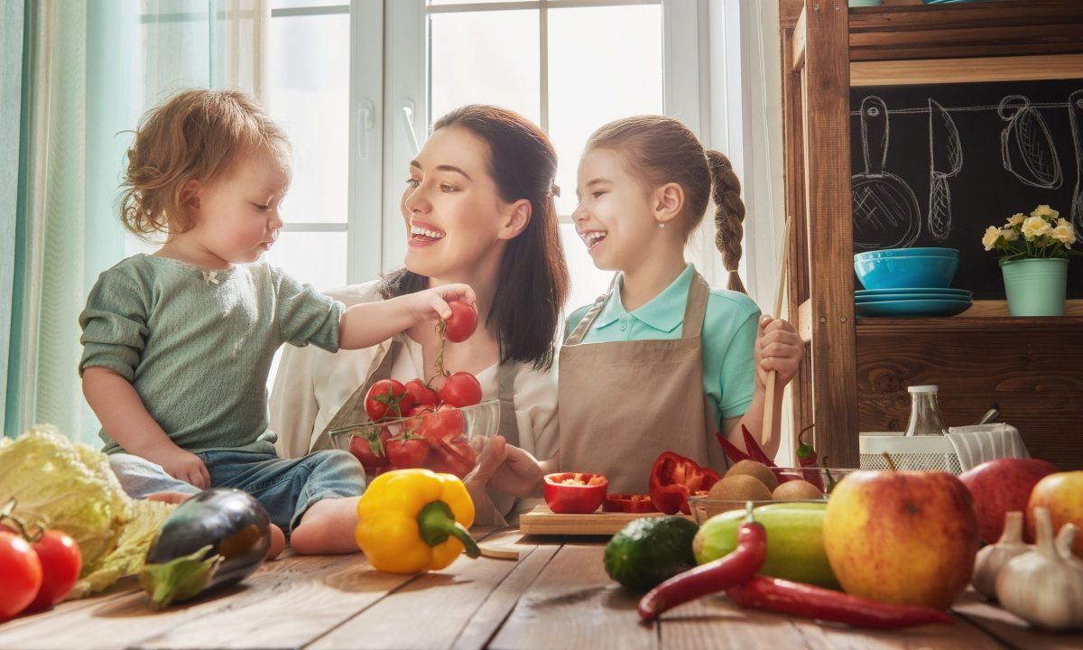 Μην δωροδοκείτε τα παιδιά για να φάνε λαχανικά: Τι να κάνετε αντί γι’ αυτό