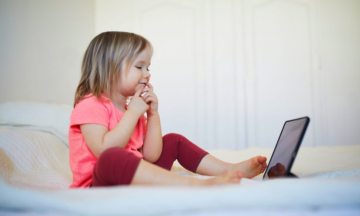 Οθόνες και νήπια: Το μεγαλύτερο λάθος που κάνουν οι γονείς, σύμφωνα με ειδικό