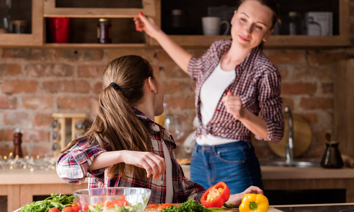 Μια απλή αλλαγή στην ώρα του βραδινού μπορεί να βελτιώσει την υγεία και τον ύπνο σας τον χειμώνα