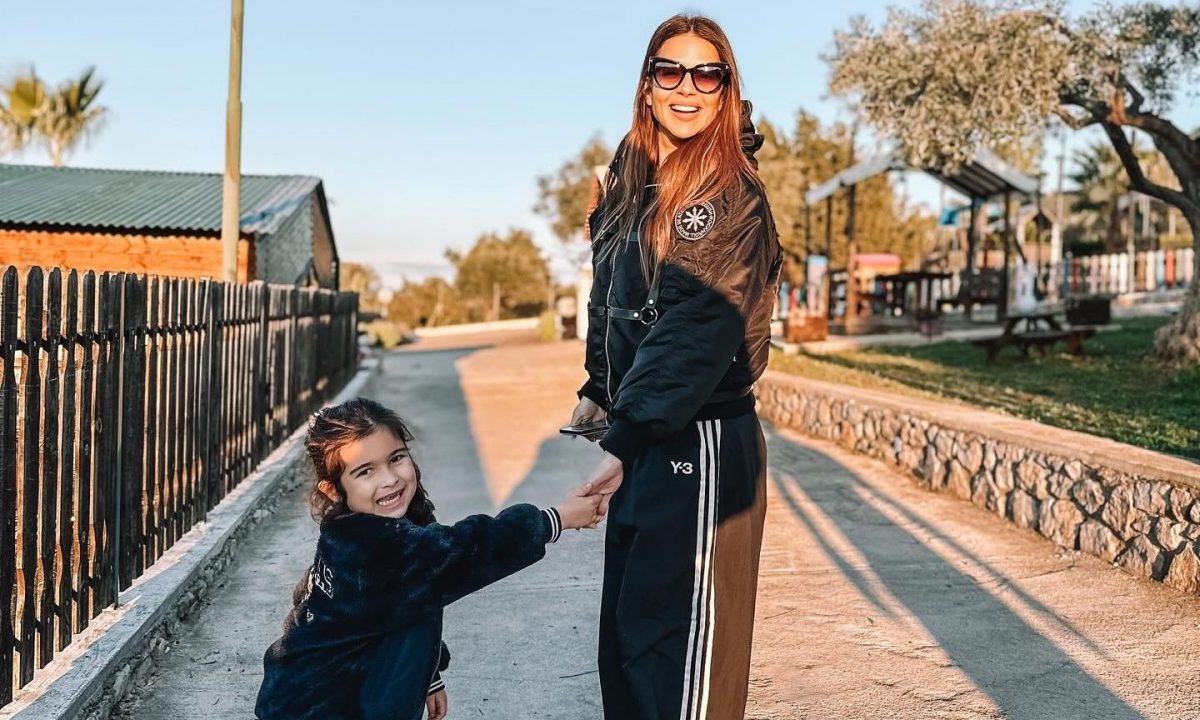 Ελένη Χατζίδου: Δείτε το εντυπωσιακό χριστουγεννιάτικο δέντρο που στόλισε με την οικογένειά της