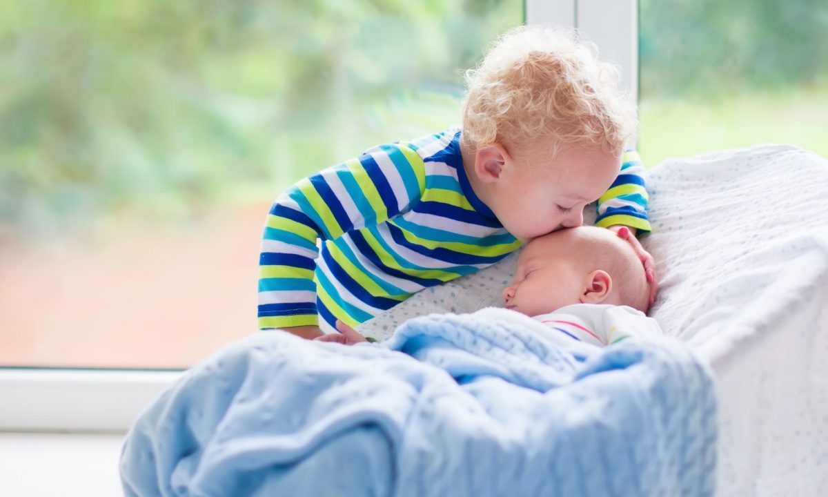 Πώς να προσαρμοστεί το πρώτο παιδί για τον ερχομό του νέου παιδιού στο σπίτι