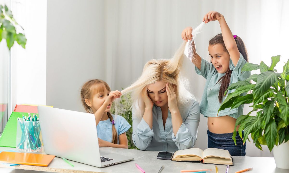 Οι μαμάδες επιβιώνουν, δεν ευημερούν: Τι αποκαλύπτει έρευνα του 2025 για τη μητρότητα