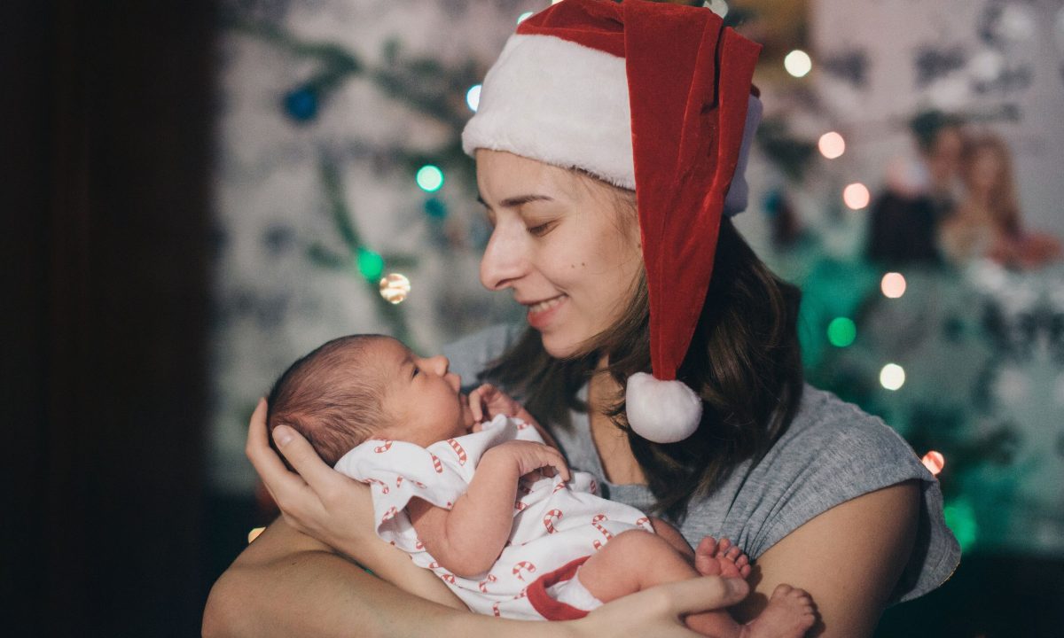 Τα καλύτερα δώρα και αναμνηστικά για να γιορτάσετε τα πρώτα Χριστούγεννα του μωρού σας
