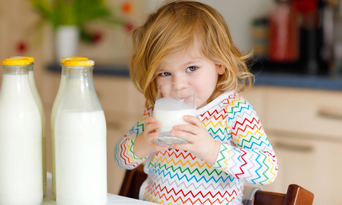 Γιατί το πλήρες γάλα είναι τελικά ωφέλιμο για τα παιδιά – Τι λέει ο ειδικός