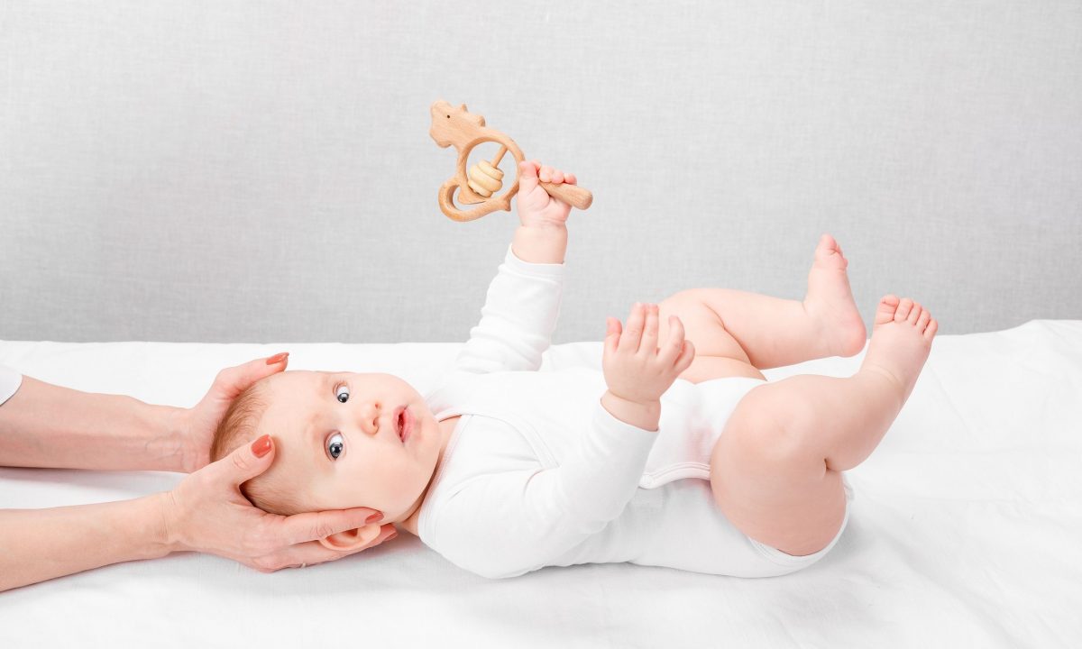 Είναι ασφαλές να πηγαίνουν τα μωρά σε χειροπράκτη; Τι πρέπει να ξέρουν οι γονείς