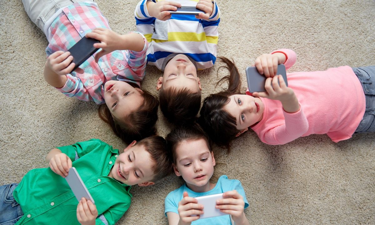 Παιδιά με smartphone πριν τα 12 έχουν αυξημένο κίνδυνο προβλημάτων υγείας, σύμφωνα με νέα μελέτη