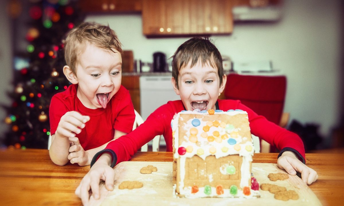 Φτιάξτε gingerbread χριστουγεννιάτικα σπιτάκια με μπισκότα πτι μπερ
