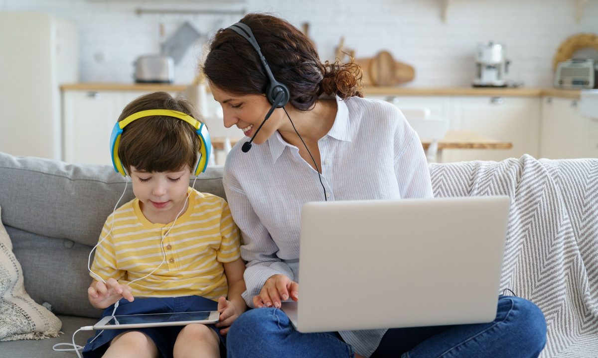 Το 45% των γονιών χρησιμοποιεί την AI για να βοηθήσει τα παιδιά με τα μαθήματά τους