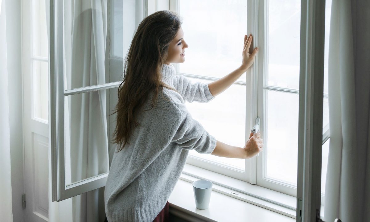 Ποιες είναι οι κατάλληλες ώρες για να αερίζετε το σπίτι σας τον χειμώνα