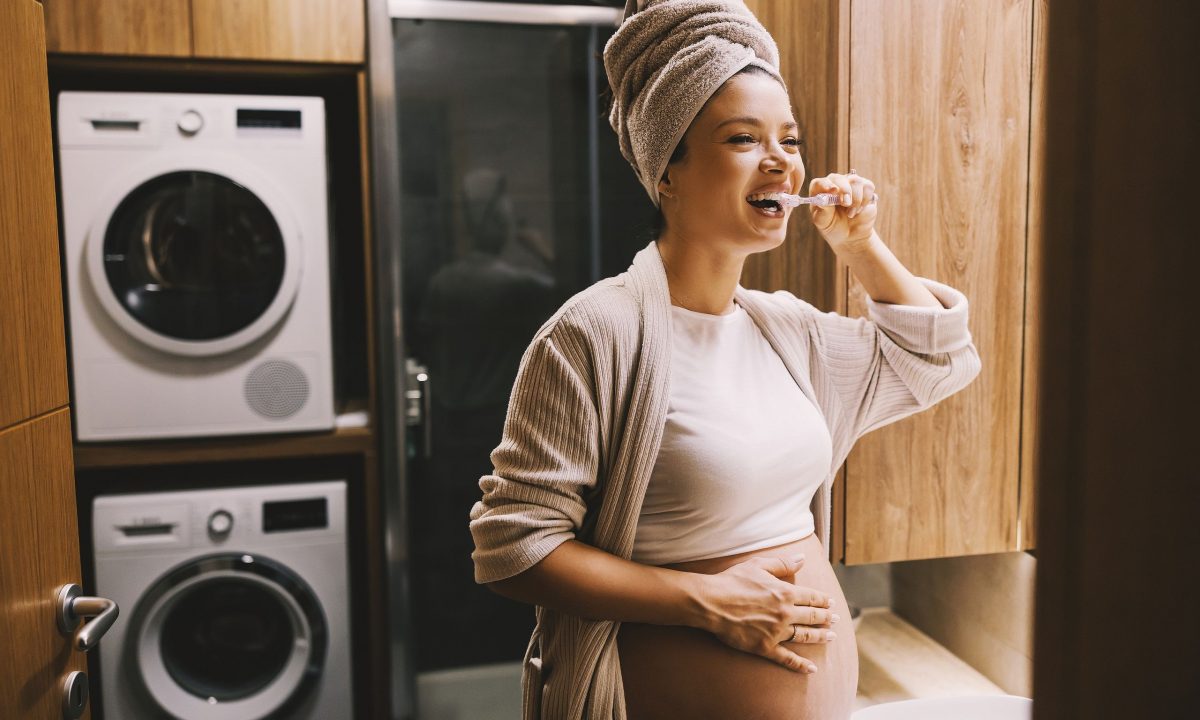 Πώς οι ορμόνες και οι συνήθειες επηρεάζουν τα δόντια και τα ούλα στην εγκυμοσύνη;