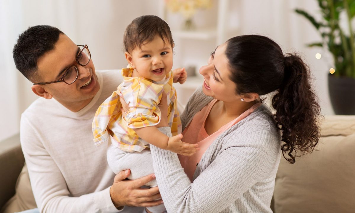 Θετική ανατροφή: Όσα δεν σου είπαν για τον πρώτο χρόνο του μωρού — Και πώς να τον ζήσεις με ηρεμία