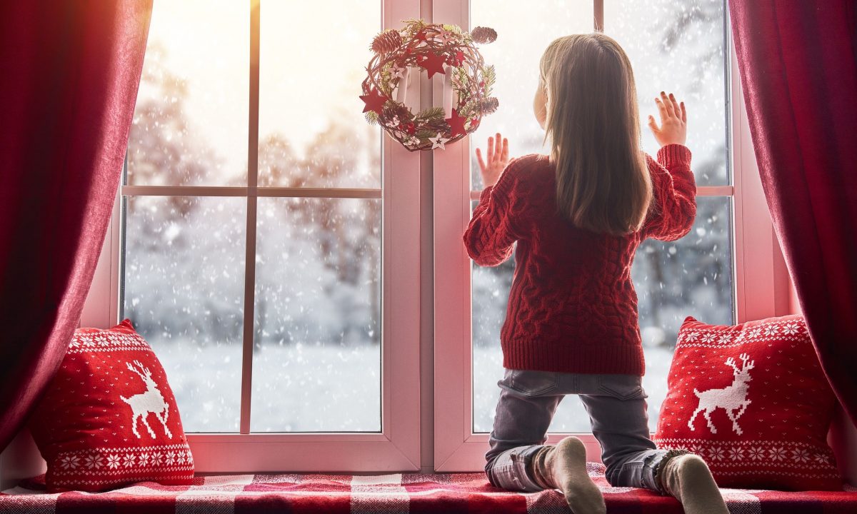 10 γρήγοροι και οικονομικοί τρόποι να στολίσετε τα παράθυρά σας φέτος τα Χριστούγεννα