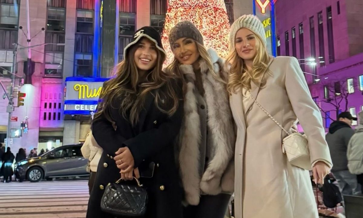 Η Ελένη Πετρουλάκη ταξίδεψε στη Νέα Υόρκη για να δει τις κόρες της -Οι  φώτο από την στολισμένη πόλη