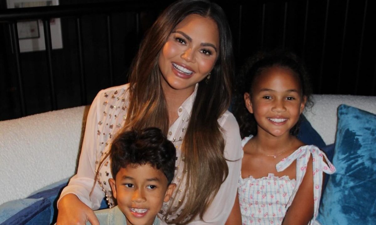 Η μικρή Luna αφιέρωσε στη μαμά της, Chrissy Teigen ένα μοναδικό «Βραβείο Θάρρους»