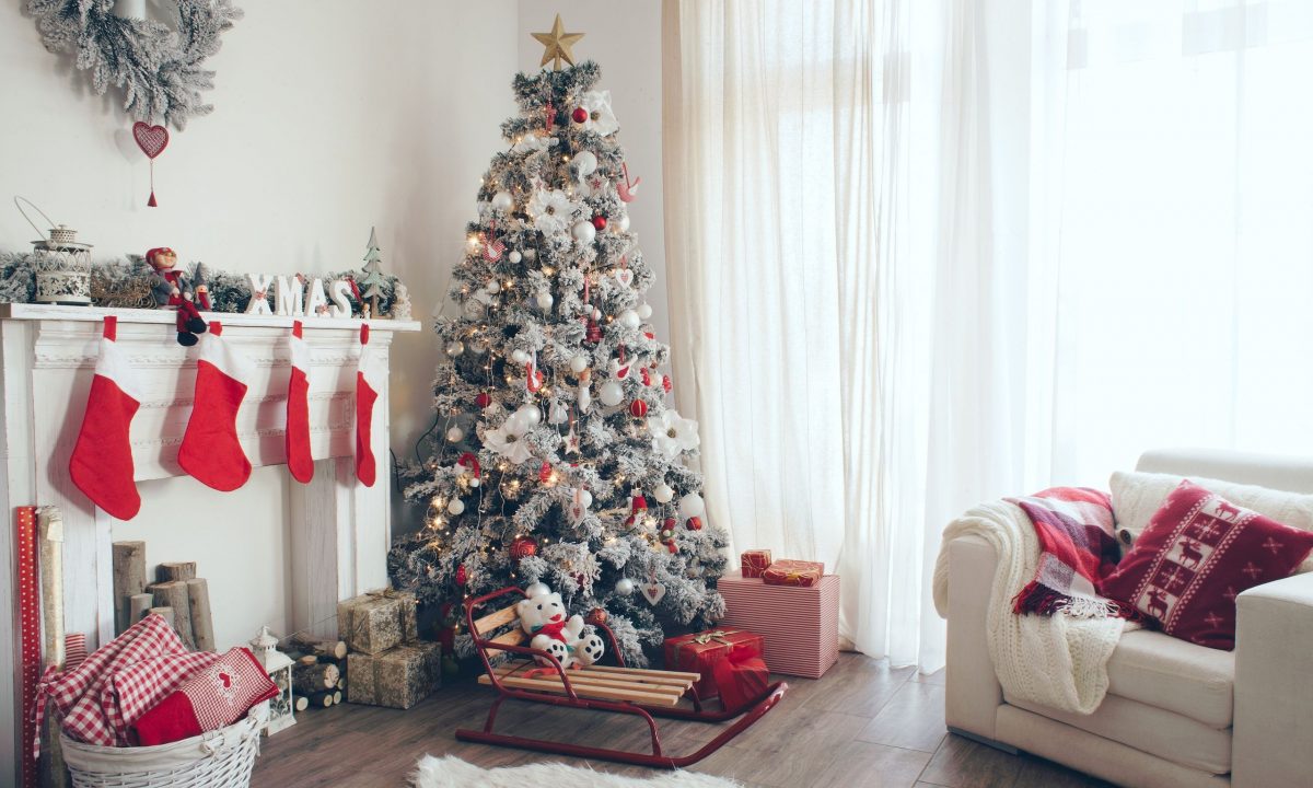 Γιορτινό σαλόνι: Ιδέες διακόσμησης πέρα από το χριστουγεννιάτικο δέντρο