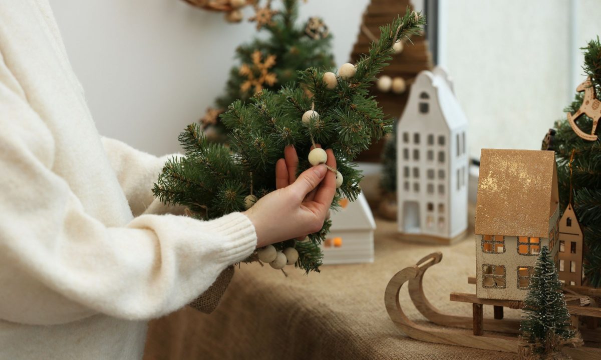 8 ιδέες για χριστουγεννιάτικα δέντρα σε μικρούς χώρους που «κλέβουν» την παράσταση