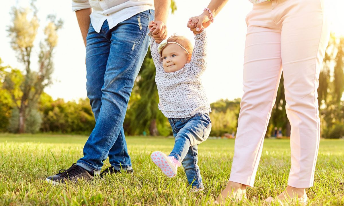 6 απλοί τρόποι για να βοηθήσετε το μωρό σας να περπατήσει