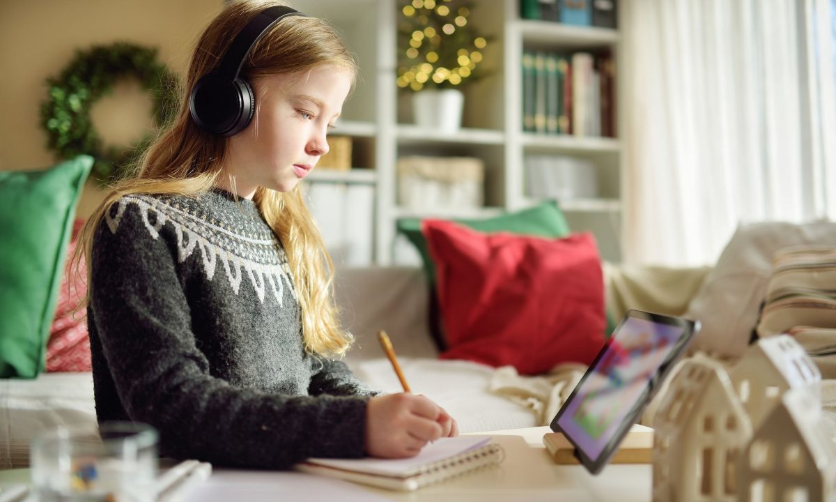 Christmas mood και διάβασμα: Πώς να κρατήσεις τα παιδιά συγκεντρωμένα πριν τις διακοπές