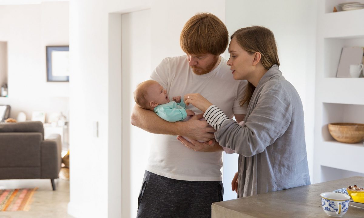 96% των νέων γονιών έχουν τρομακτικές σκέψεις – Γιατί δεν πρέπει να πανικοβάλλεστε