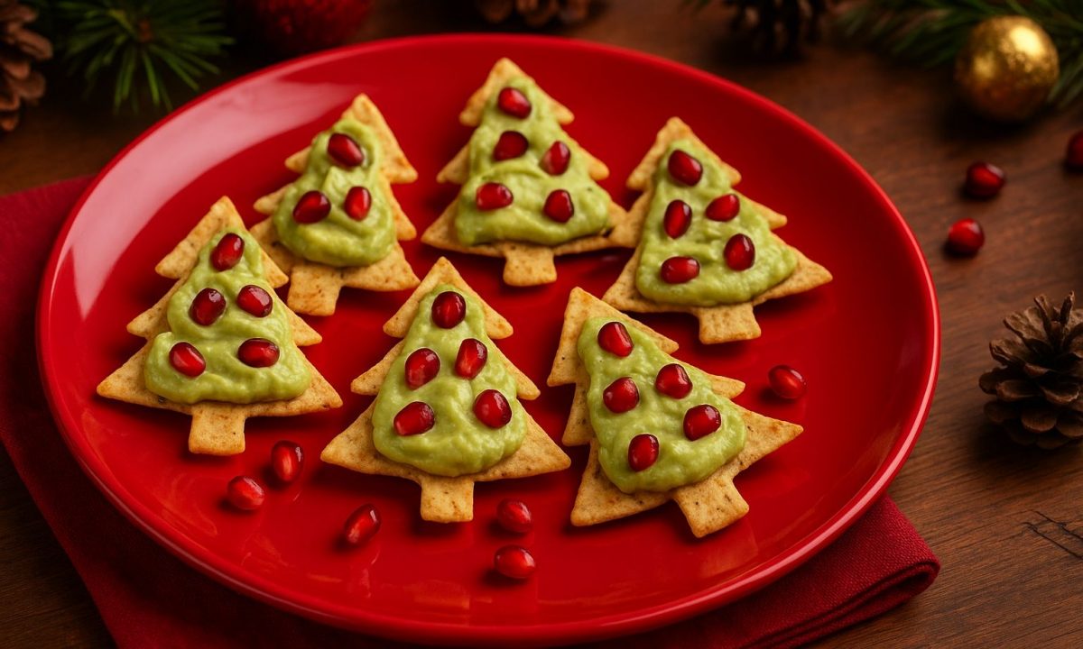 Χριστουγεννιάτικα δέντρα με τορτίγιες και κρέμα αβοκάντο