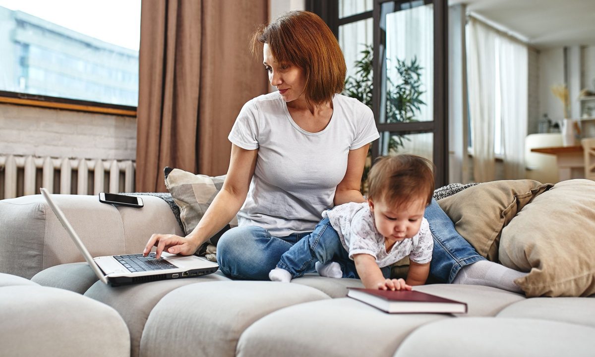 Τι δεν σου λέει κανείς όταν δουλεύεις από το σπίτι έχοντας ένα μωρό