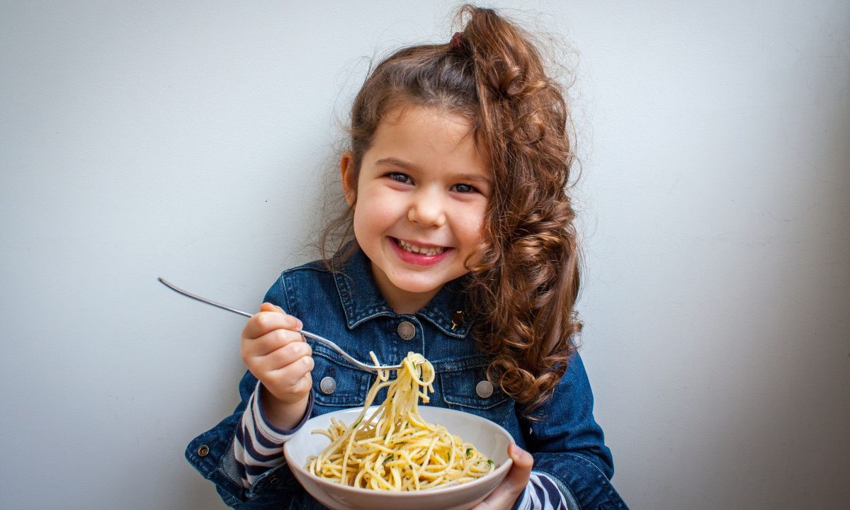 6 μυστικά για να σταματήσει το παιδί να τρώει μόνο μακαρόνια
