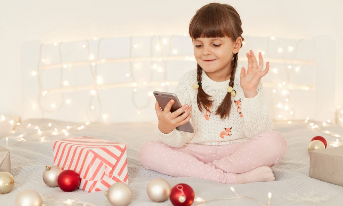 Θα πάρει το παιδί σου το πρώτο του κινητό για τα Χριστούγεννα; Τι πρέπει να κάνεις από πριν