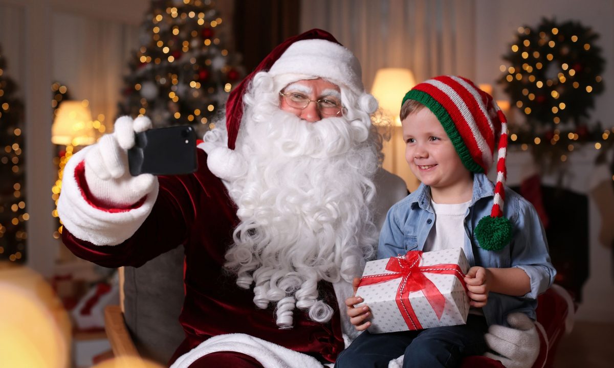 Πιέζετε κι εσείς το παιδί για μια φωτογραφία με τον Άγιο Βασίλη; Δείτε τι συμβουλεύει παιδοψυχίατρος